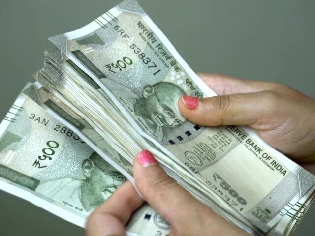 askvipendra's tweet photo. क्या आपने कभी सोचा कि एक बार पैसा जमा करके हर महीने तय income मिलती रहे और मूल पैसा भी सुरक्षित रहे?

Post Office Monthly Income Scheme यानी MIS ऐसी ही सरकारी scheme है जहाँ 2026 में लगभग 7.4% सालाना ब्याज मिलता है और payout हर महीने होता है

Single account में ₹9,00,000 तक और joint account में ₹15,00,000 तक निवेश किया जा सकता है जबकि minimum investment ₹1,000 है

अगर ₹3,00,000 जमा करते हैं तो सालाना ब्याज ₹22,200 बनता है यानी लगभग ₹1,850 प्रति महीना
₹9,00,000 जमा करने पर ₹66,600 सालाना यानी करीब ₹5,550 प्रति महीना मिलते हैं
₹15,00,000 निवेश करने पर ₹1,11,000 सालाना यानी लगभग ₹9,250 प्रति महीना मिलते हैं

इस scheme की maturity 5 साल होती है और पूरा जमा पैसा maturity पर वापस मिल जाता है

सीधी बात यह scheme ज्यादा return के लिए नहीं बल्कि safe और fixed monthly income के लिए बनाई गई है

कमेंट में बताइए आप monthly income के लिए MIS जैसी safe scheme पसंद करेंगे या कोई और इन्वेस्टमेंट?

Disclaimer
ब्याज दरें सरकार द्वारा समय-समय पर बदली जा सकती हैं निवेश से पहले पोस्ट ऑफिस या आधिकारिक वेबसाइट से जानकारी जरूर जांच लें