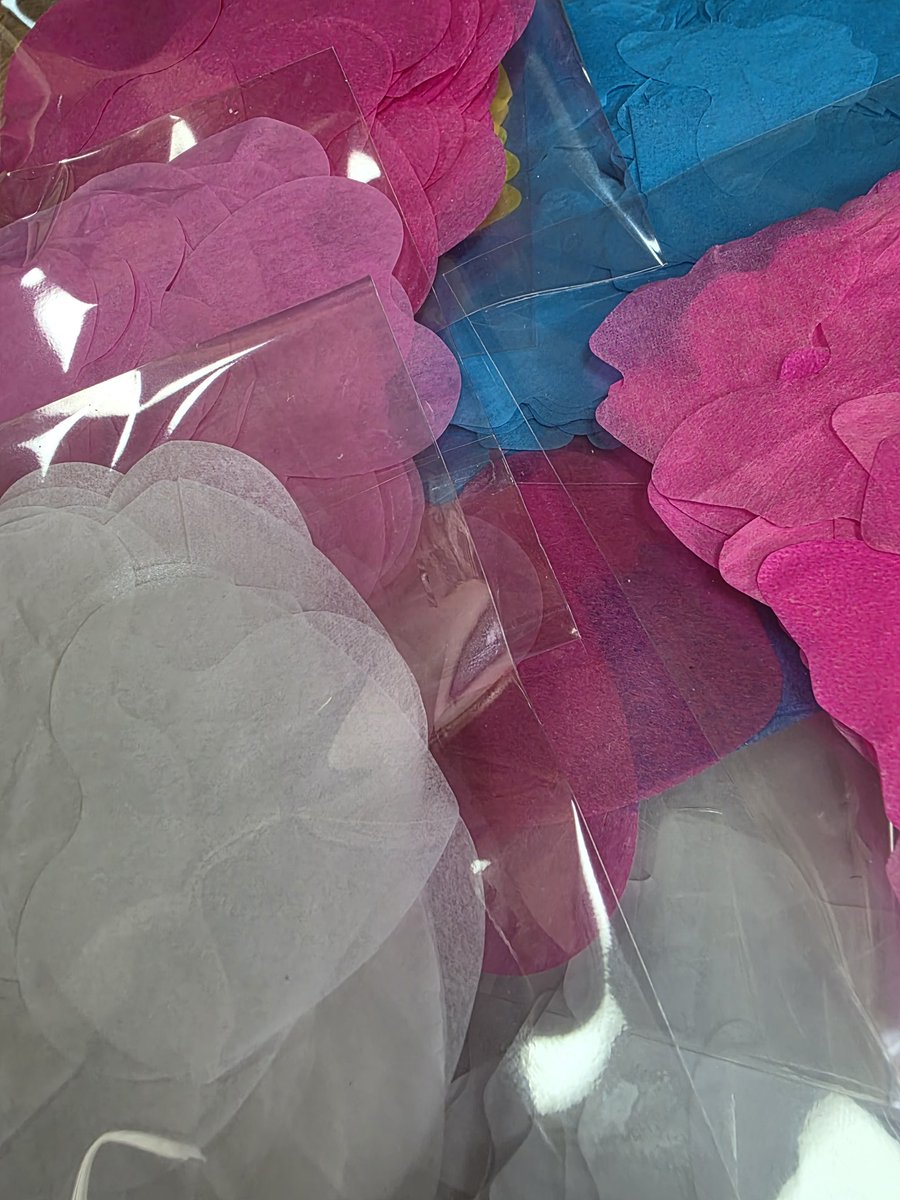 혹시 컨페티 나눔 받으실 분 계신가요?
이번에 대구 콘에서 뿌린 컨페티 종류별로 하나씩 있는데 모양 컨페티는 지금 현재 한 종류 당 250+↑, 네모 컨페티 한 종류 당 350+↑이라 저 혼자서 다 품고 가기는 무리일 것 같더라고요... 흔적 주시면 나머지 정리 후에 수량 세어보고 나눔 글 올릴게요!