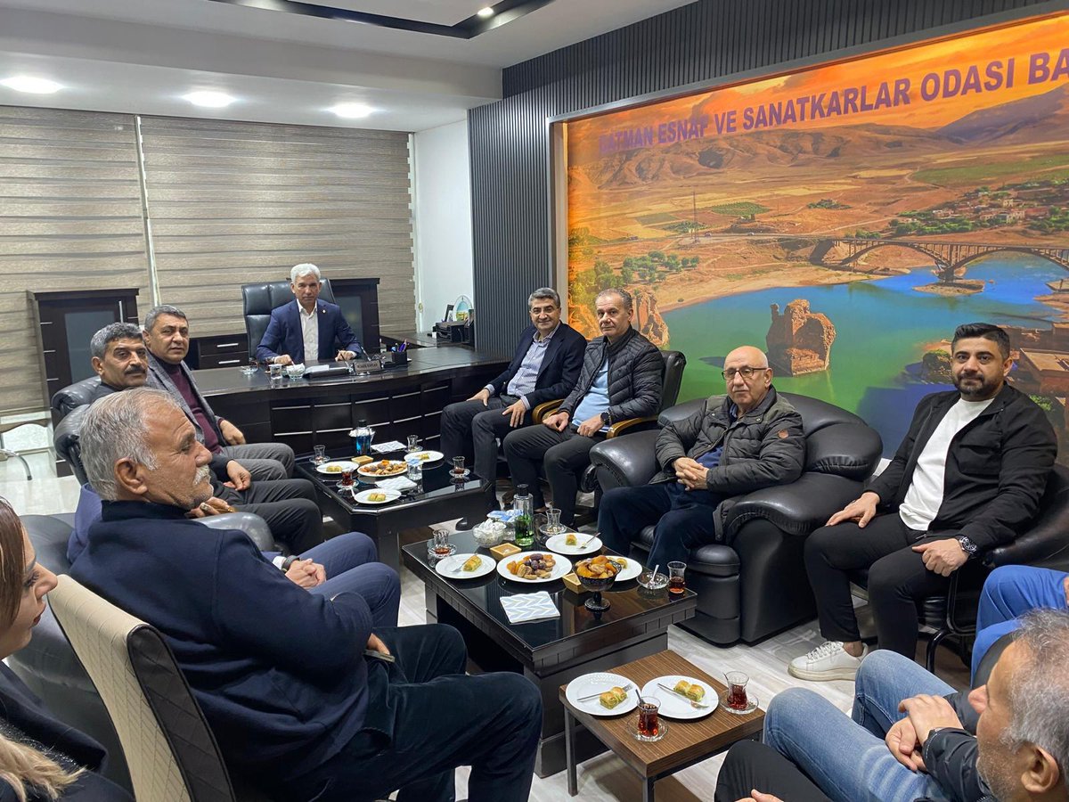 batmanburadagzt's tweet photo. EMİN EKMEN’DEN BATMAN’DAN MESAJI: DAYANIŞMA TÜRKİYE’NİN GELECEĞİDİR

DEVA Partisi Genel Başkan Yardımcısı ve Mersin Milletvekili Mehmet Emin Ekmen, Batman’da esnaf, sivil toplum kuruluşları ve hemşehri derneklerini ziyaret etti.

Ziyaretlerde Batman’daki sosyal sorunlar, gençleri tehdit eden uyuşturucu ve suç riskleri ele alındı. 

Ekmen, toplumsal dayanışmanın ve birlik ruhunun güçlendirilmesi gerektiğini vurgularken, parti yetkilileri saha çalışmalarının artarak süreceğini ifade etti.

https://t.co/xQN9oGat10