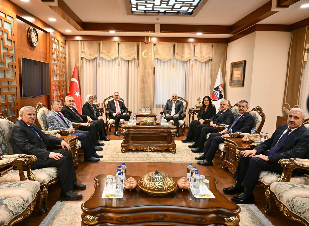 dbakirvalilik's tweet photo. Valimiz Murat Zorluoğlu, bir dizi temas ve program kapsamında ilimizi ziyaret eden önceki dönem Gençlik ve Spor Bakanı, AK Parti İzmir Milletvekili ve Engelli Bireylerin Sorunlarını Araştırma Komisyonu Başkanı Sayın Mehmet Muharrem Kasapoğlu ile beraberindeki heyeti makamında ağırladı. 

@vali_zorluoglu 
#Diyarbakır