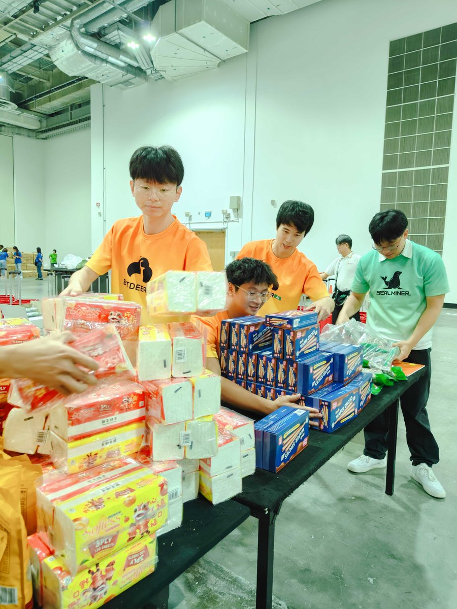 With Spring Festival just around the corner in Asia, our thoughts are with those in need during this season of celebration.

Team #Bitdeer recently joined 3,000 volunteers in #Singapore to support the <a href="/comchestsg/">Community Chest SG</a> #SeasonofBlessings2026: Fú Dài &amp; #HabuanHarapan. Together, our team