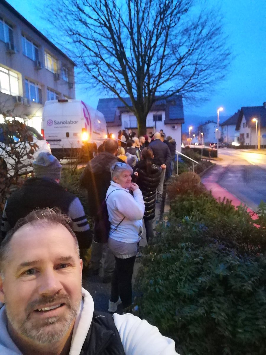 Danes pred sedmo zjutraj stojimo v koloni, da vpišemo otroke k pediatru. Obljubljali so "60 dni do specialista", srečni pa smo, če sploh imamo zdravnika!

Golobova vlada je sesula zdravstvo!