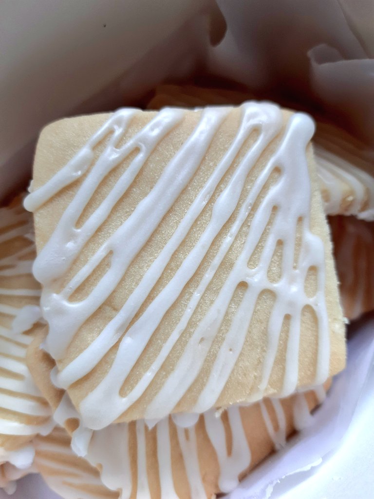 bikkubakes's tweet image. #Shortbread with #Lemon #Drizzle