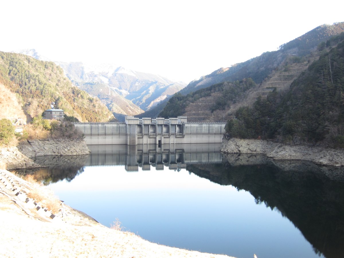 mlit_toukan's tweet photo. 本日0時現在、早明浦ダムの貯水率は51.1％、また銅山川3ダムの貯水率は58.8％であり、ともに本日より第一次取水制限を実施しています。
昨年から少雨傾向が続き、#渇水 リスクが高まっています。安定した用水供給の為、関係者と連携し対応して参ります。#節水 へのご協力をお願いします。
＃四国地整 https://t.co/yksZ2nFnck