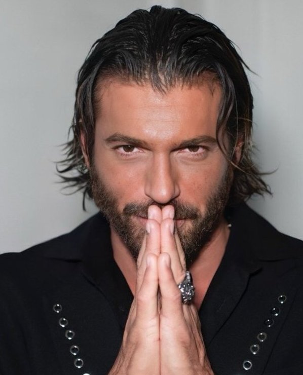 Che maledetto vizio ha l'infinito. Ha tutto l'universo a disposizione e va a nascondersi dentro uno sguardo. 
(Fabrizio Caramagna)
In questo sguardo...♾️
#CanYaman 
Buongiorno, buon lunedì 🍀🥰