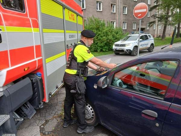 Magistrat Miasta Trzyńca apeluje do użytkowników pojazdów mechanicznych, aby nie parkowali na trawnikach i zieleńcach.  Nawet fakt, że wszystkie miejsca na parkingach są zajęte, nie usprawiedliwia postawienia samochodu na terenie zielonym. buff.ly/SQjxgtD