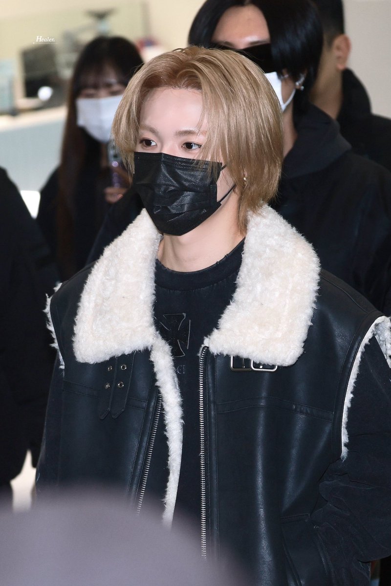 omg doyoung in airport 🤍🤍