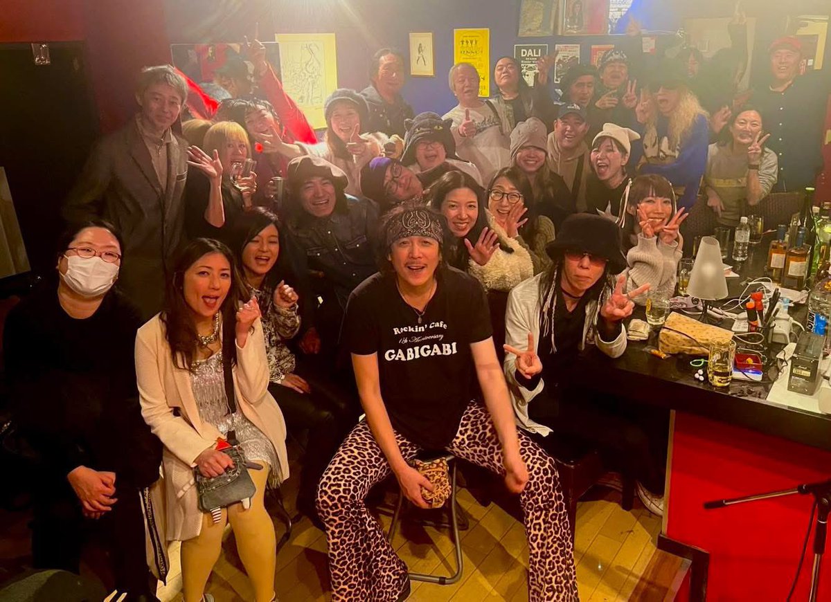 Kyon_0128Pyun's tweet photo. ガビガビオーナー
千葉大輔還暦ライブスペシャル🎸
千葉さん、還暦おめでとうございます✨

雪の中、どこよりも熱いライブで最高でしたᐠ( ᐛ )ᐟ

ガビガビに集まる人達と盛り上がった夜でした🎸

#千葉大輔還暦ライブスペシャル
#西荻ガビガビ
#バッキンガム宮殿 https://t.co/gNQr271eXw