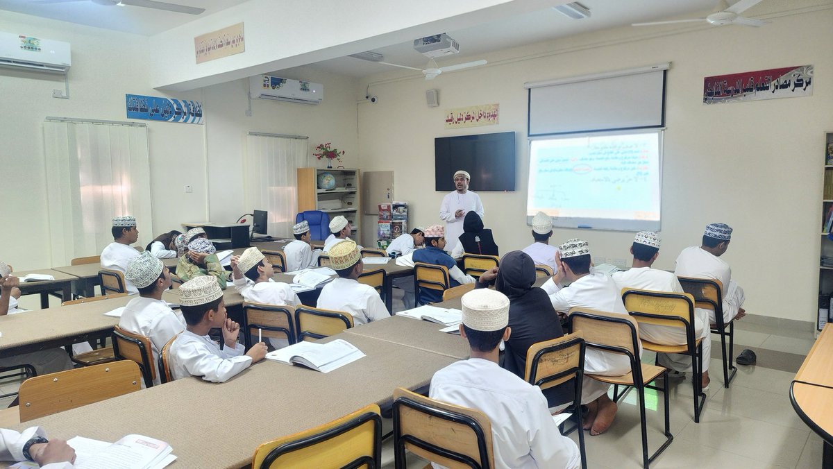 EduGovNsq6303's tweet photo. قدّم الأستاذ مبارك البرطماني حصةً نموذجيةً متميزةً في درس (جملة لا النافية للجنس)، اتّسمت بحسن العرض، ووضوح الشرح، وتنوع الأساليب التعليمية، مما أسهم في تفاعل الطلبة وفهمهم للدرس بصورة فعّالة. https://t.co/e3N7VW1TP2