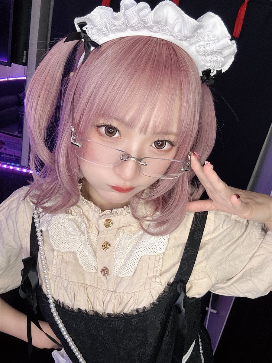 インしました！　<a href="/Pachumo_maid/">隠れ家メイドBar Pachumo🀄💜</a> 
チェキ撮る時だけメガネも装着可能👓🉑

🆕髪色はピンクです🌸
今日が一番綺麗な髪色なのでチェキがおすすめ〜👍

手作りご飯、イカとブロッコリーのバター醤油炒めもあります🦑

23時までおまちしてます！