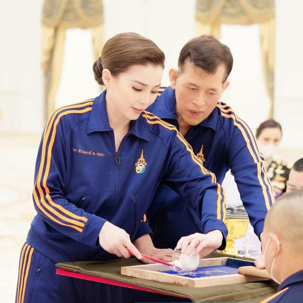 jellybunnyx789's tweet image. 💛💜 หื้อ!! หวานม๊ากกก ☺️💜💛
#ทรงพระเจริญ #ในหลวง  #รัชกาลที่10 #พระราชินีสุทิดา #เรารักในหลวง #รักพระราชินีสุทิดา #เรารักสถาบันพระมหากษัตริย์ #สถาบันพระมหากษัตริย์ #QueenSuthida