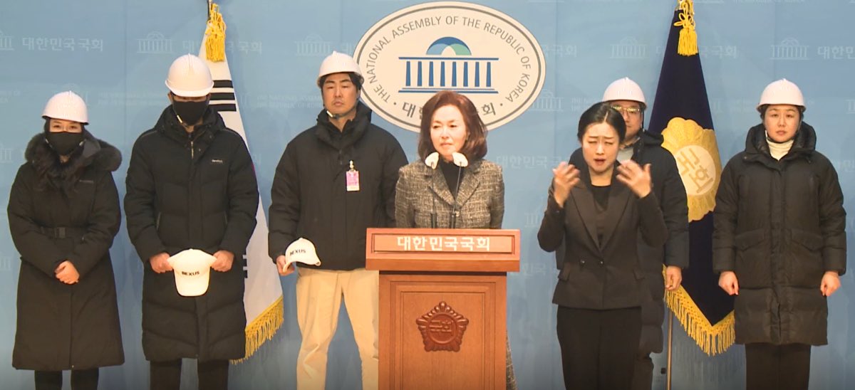 허황된 망상이 아닌게 실제로 어떤 국회의원이 정치깡패들을 애국청년이랍시고 국회로 데리고 와서 방송타게 만들어준 적이 있어서…