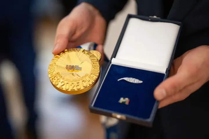VideoEmail70988's tweet image. „So sehen Gewinner aus!“ 🥇  Bundespräsident Steinmeier hat heute 81 Medaillengewinnerinnen und -gewinner der XII. World Games in Chengdu und der XXV. Sommer-Deaflympics in Tokio mit dem Silbernen Lorbeerblatt ausgezeichnet.

Die Highlights:
🏅Deutschland auf Platz 2 im Medaillen