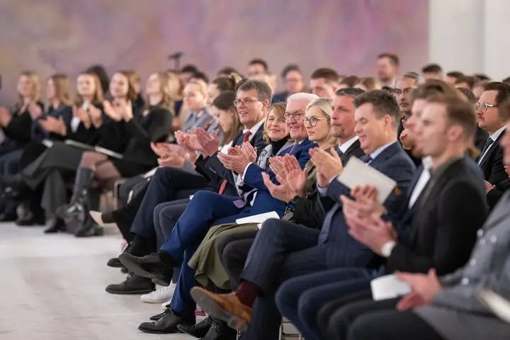 VideoEmail70988's tweet image. „So sehen Gewinner aus!“ 🥇  Bundespräsident Steinmeier hat heute 81 Medaillengewinnerinnen und -gewinner der XII. World Games in Chengdu und der XXV. Sommer-Deaflympics in Tokio mit dem Silbernen Lorbeerblatt ausgezeichnet.

Die Highlights:
🏅Deutschland auf Platz 2 im Medaillen