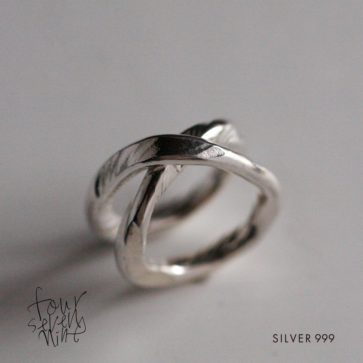 #ENCOUNT インタビューにて、#前田敦子 さんに純銀リングをご着用いただきました！
素敵にご着用いただきありがとうございます✨
純銀の線を叩きながら捻って∞（インフィニティー）のマークを作り、それを2つに折り曲げて作っています✨
01-058 foursevennine.shop/products/01-058