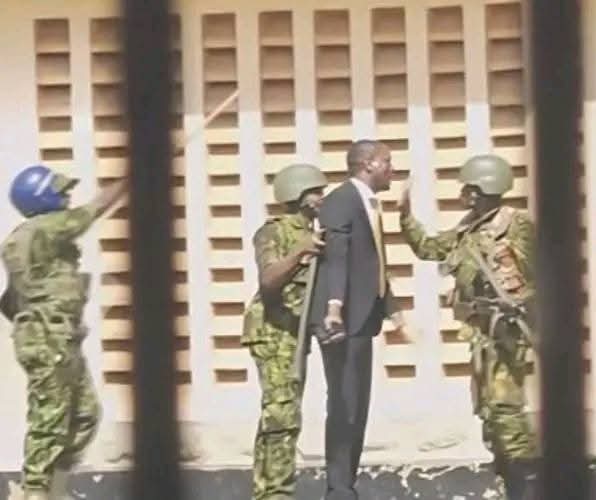 Here is Edwin Sifuna confronting police officers in parliament, demanding they stop shooting at protesters during the June 25th massacre. During this time, Oketch Salad alikua busy anapigia Baba hesabu za minus which is equal to Sayuni. Chesaa!!