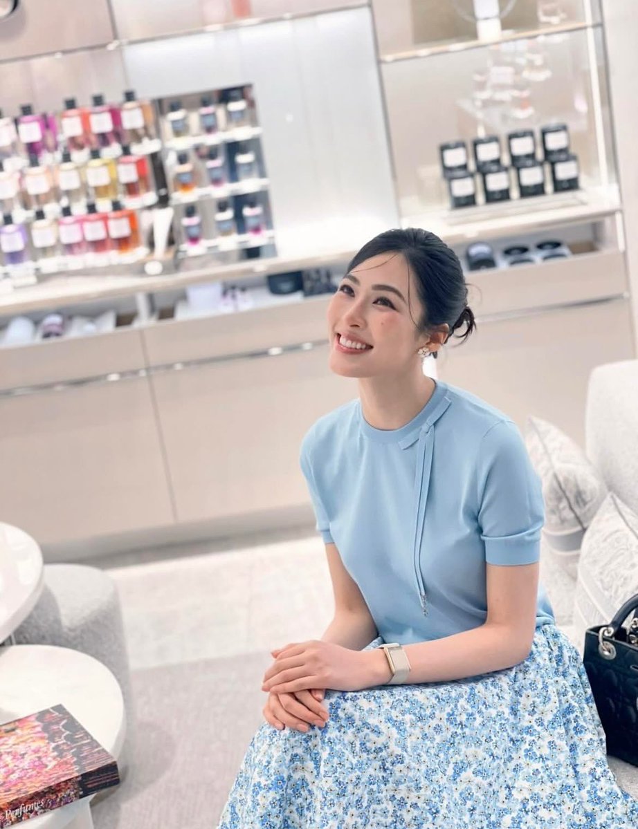 กลับมาถ่ายอะไรไม่รู้อีกรอบ พี่ๆ สื่อทั้งไทยทั้งเทศเริ่มลงแล้วค่ะ 🩵

LING DIOR BEAUTY BOUTIQUE 
#LinglingXDiorBeautyIconsiam
#หลิงหลิงคอง #linglingkwong