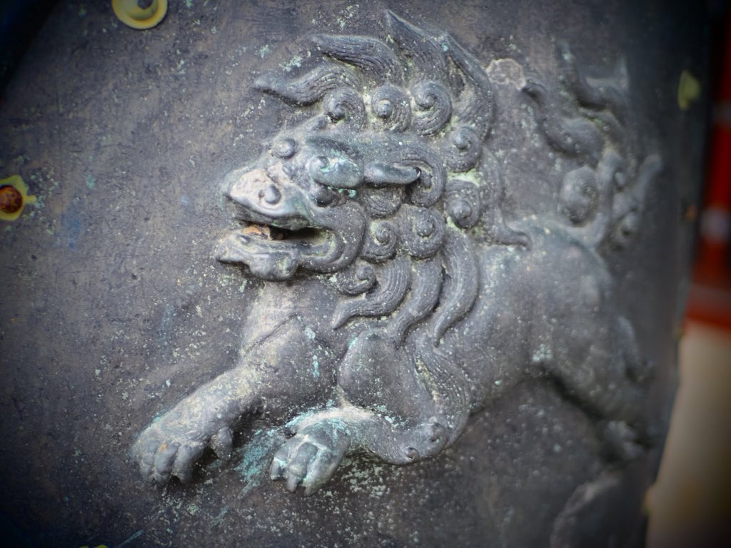 神社仏閣の隙間隙間にこういう彫り物あるの大好き人間です。 片方獅子