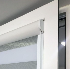 PersivenIberica's tweet image. Protección solar eficiente en formato minimalista.
• Mecanismo mini
• Control solar eficaz
• Acabado discreto
• Tejidos resistentes
• Fácil operación
Consulta opciones de tejidos.
 #MicroEnrollables #ControlSolar #ArquitecturaInterior #PersivénIberica