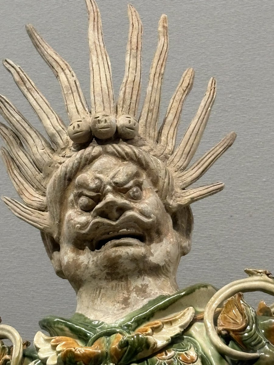 sainese's tweet photo. 先日、静嘉堂文庫美術館での『たたかう仏像』を鑑賞してきました。
『曜変天目茶碗』も展示📷🙅

三彩神将俑像の表情と髪の逆立ち、反して３つの人頭がまるでキャラクターのようでした🫢🙏 https://t.co/fm6p8bBDzu