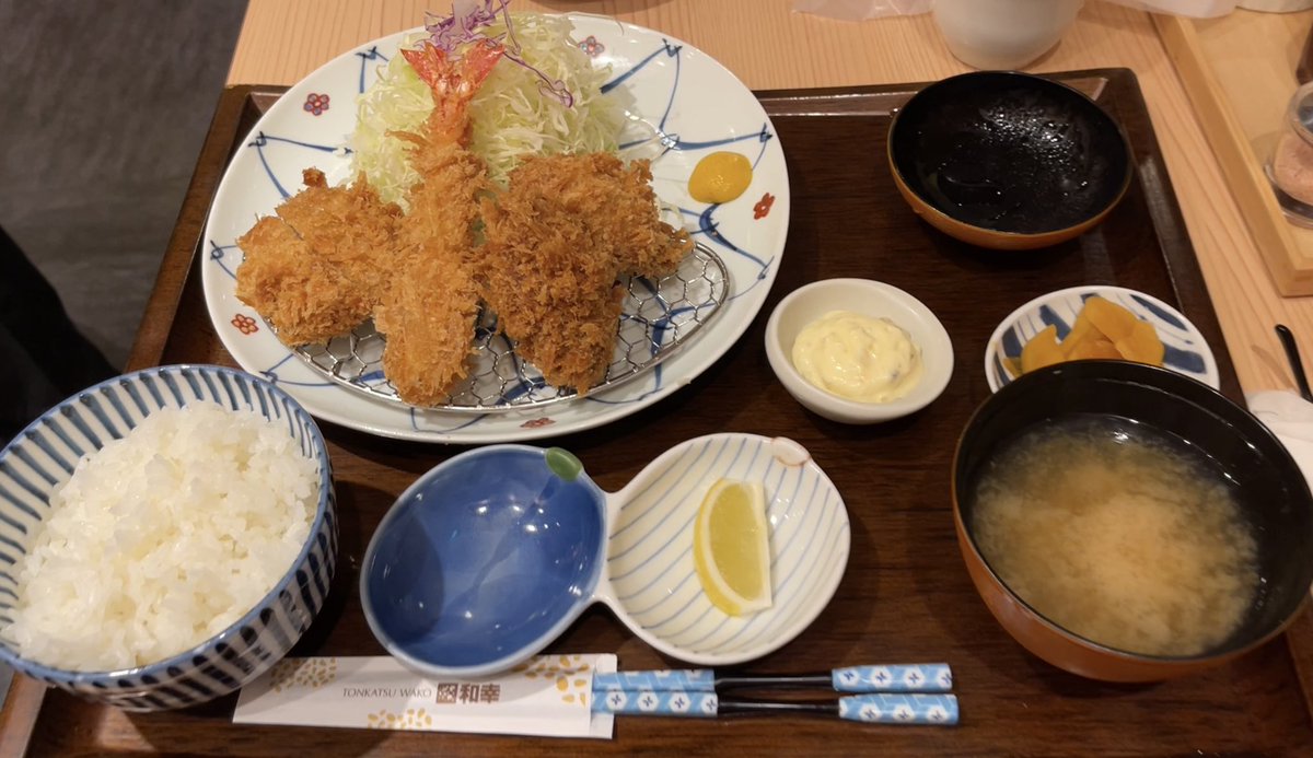 和幸　関西空港
牡蠣盛り合わせ 2,530円 ($16)
お米、キャベツ、お味噌おかわり自由でこのお値段は私的にはお得だと思った
カツや牡蠣だけでなくお米やキャベツも甘みがあって本当に美味しかった