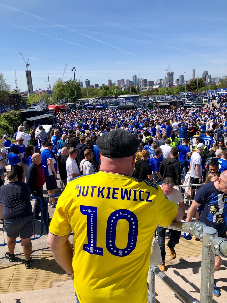 MarkPre58451981's tweet photo. Nothing wrong with grown adults wearing colours to support their team. Too many judgemental people around today. #bcfc #kro #jukey https://t.co/eRHfC9f2Oe