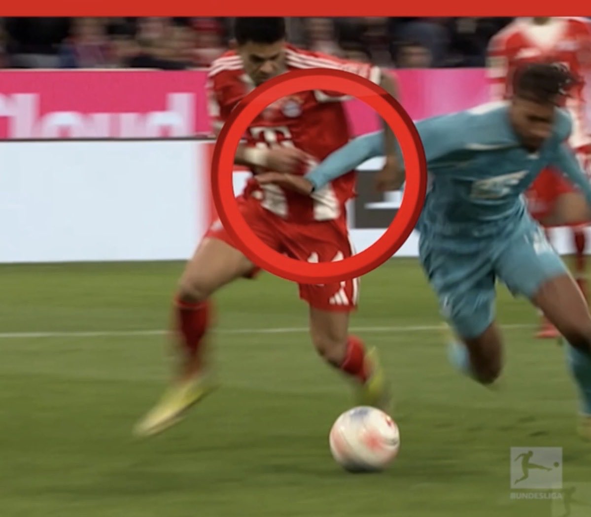 bbrajko1979's tweet photo. @iiiniioluwa That happened after the holding from Diaz. The pictures are very clear…offensive foul from Diaz. I‘m a neutral watcher and have no sympathy for both clubs, but referee ruined the match. Second penalty was justified! https://t.co/q7rd7j6t5C