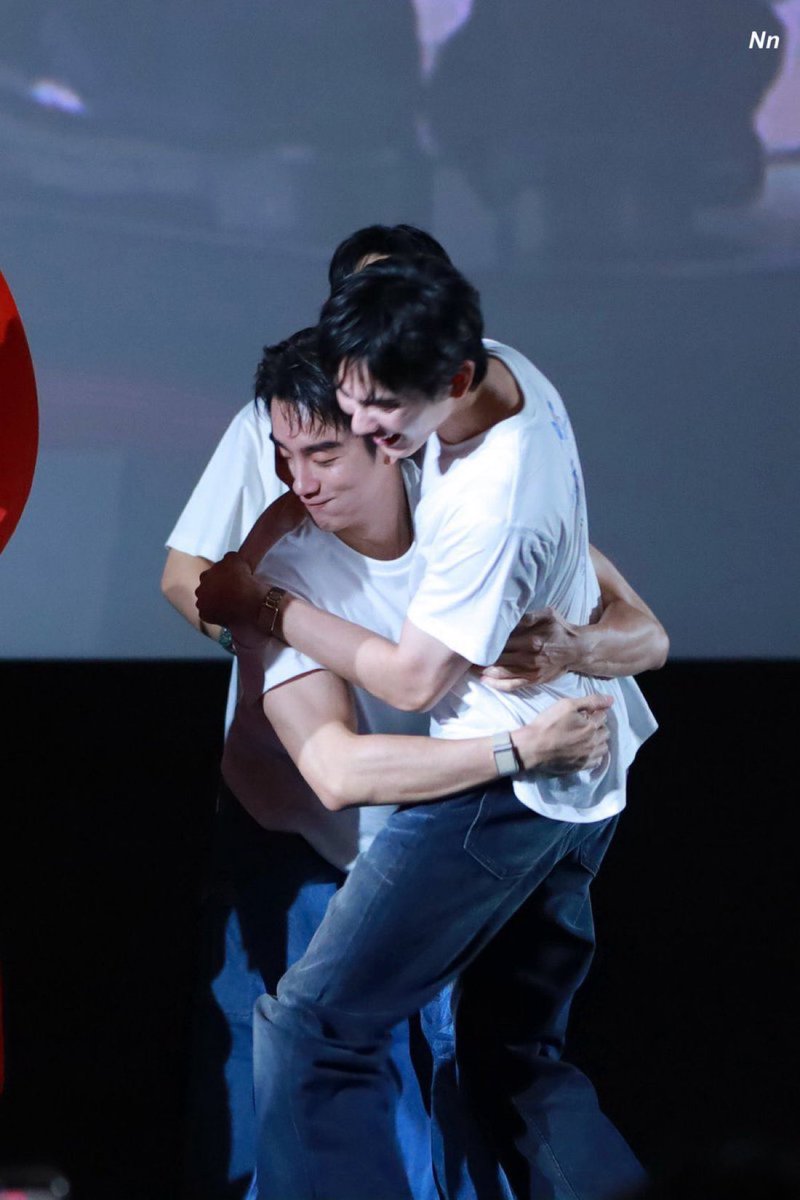 ดูแขนบุ๊คกับแขนฟอสก็ยังต่างกันอยุ่ดีเนอะ แขนป๊ามันยังบึกอยู่เรย แขนบุ๊คเหมือนมาชเมโลง่ะ