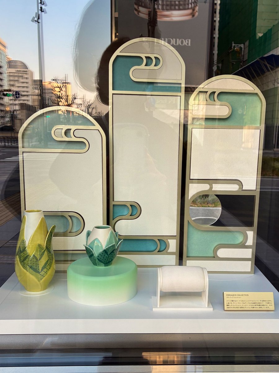 早朝、商品が並ぶ前のヴァンクリーフ&amp;アーペルのショーケース。和モチーフの、パネルと陶器のオブジェがとても素敵で、撮らせていただく🥰