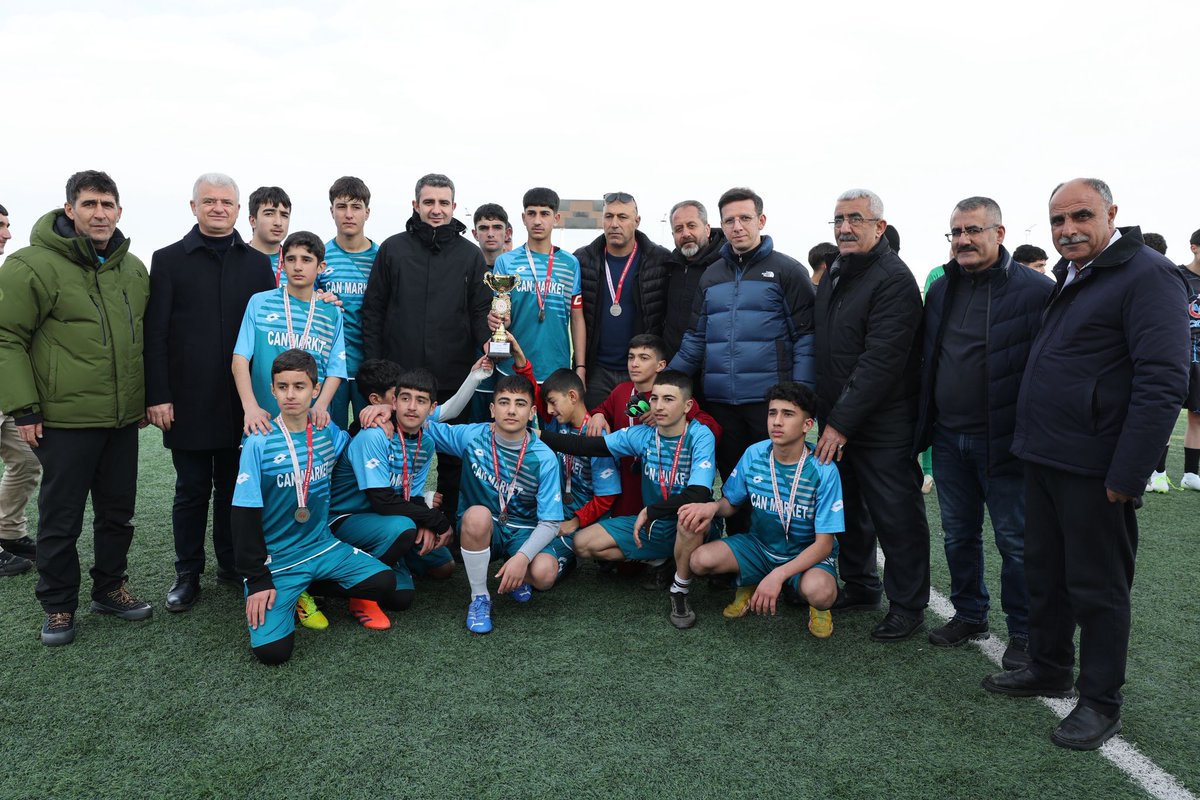 Amatörlerin Babası Avni Çakır, a Vali yardımcımız Cıhat Abukan ve M. Batuhan Alpboğa, ya desteklerinden dolayı minnettarız Hayırlısıyla U16 lig lerimizi bitirdik il Birincisi muş Gençlerbirliği spor Başarılar diliyoruz <a href="/RTErdogan/">Recep Tayyip Erdoğan</a> <a href="/_cevdetyilmaz/">Cevdet Yılmaz</a> <a href="/OA_BAK/">Dr. Osman Aşkın Bak</a> <a href="/Valiavnicakir/">Avni Çakır</a> <a href="/CihatAbukan/">Cihat ABUKAN</a>