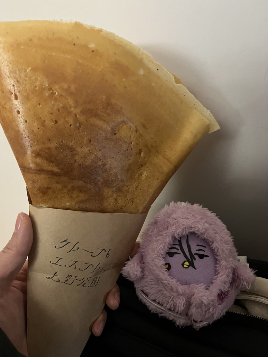 あっ、昨日ここも行ったんだった。
ラム酒とシュガー食べた。ほんのりラムが香ってクレープというよりゴーフル？の食感に近い？ちょっと力入れるとバキバキって崩れてきて食べるの超難しかった！笑