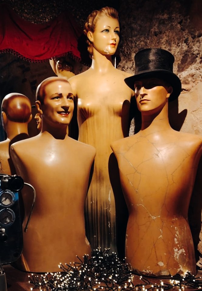 Buenos días
#letrasalacarta
Caras sonrientes.
Pose de revista.
Espacio sin pudores.
Espejos sin reflejos.
Muñecos que te muestran, el vacío de una mueca de cara al público hambriento.

#microcuento
#relatosbreves