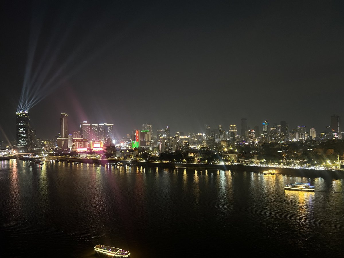 Phnom Penh at night: the Skybar at Sokha Hotel overlooking the Chaktomuk River, where tourist boats trace glowing paths across the water. 

📍Phnom Penh 🇰🇭

#ChaktomukRiver
#MekongRiver 
#City
