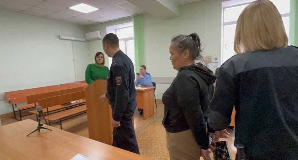 В Новосибирске таджичка-замотавшее пыталась сбыть 12кг героина,но ей пришлось снять никаб и предстать перед судом

Хуршеда Кодирова арендовала квартиру как перевалочный склад для распространения наркотиков. Наркоторговку отправили в тюрьму на 9 лет и 9 мес.,как многодетную мать