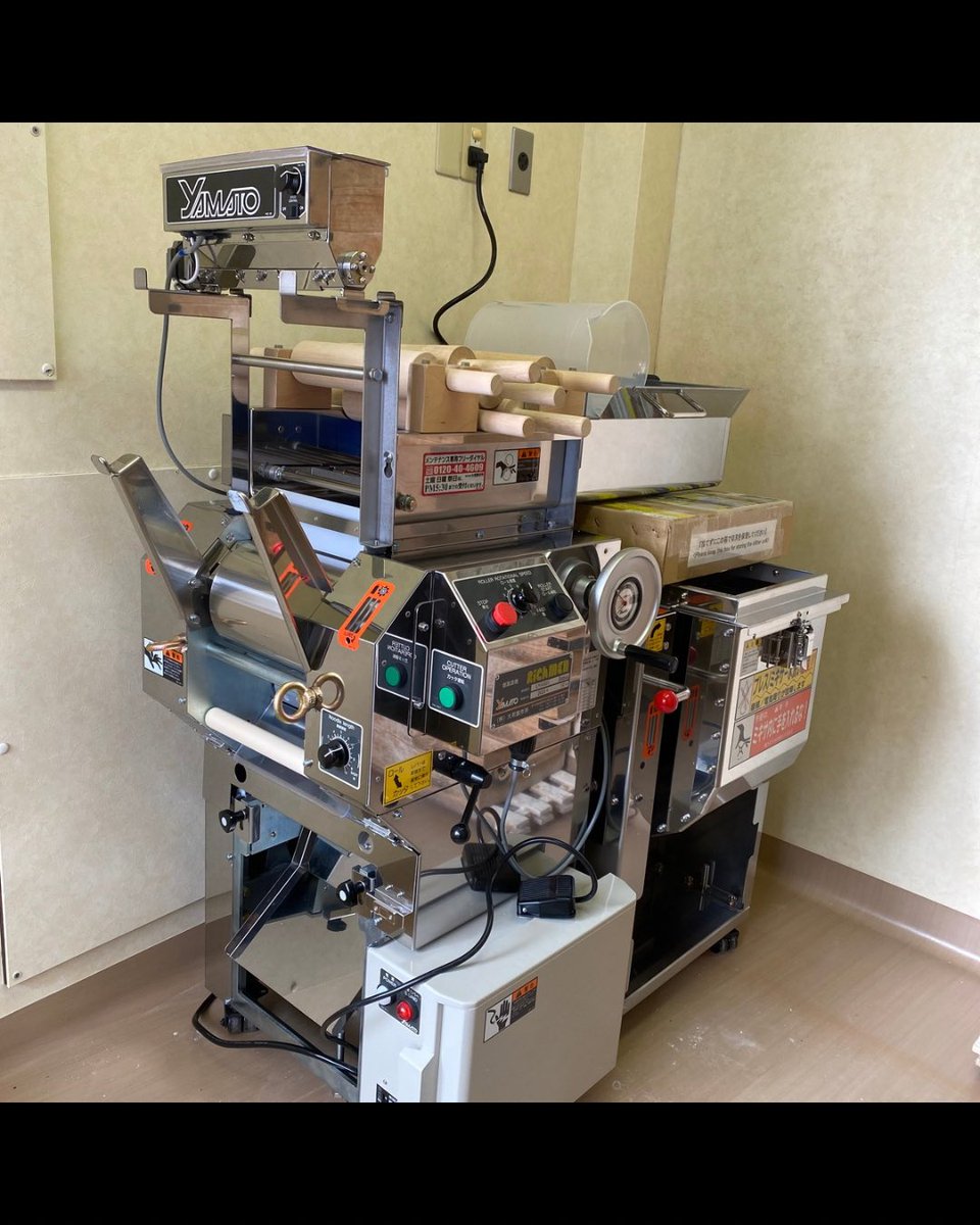 当店では 大和製作所「RICHMEN I型」
にて自家製麺をやらせて頂きます。
「中華蕎麦ひら井」創業者であり師匠 上野さんがお使いの物と同じ機種となります 。
「出汁をとり その出汁に合う麺を打って一杯を創る」
知識 技術 心構え 受け継いだ事を活かし沢山の人に喜んで頂ける"ラーメン屋"になります。