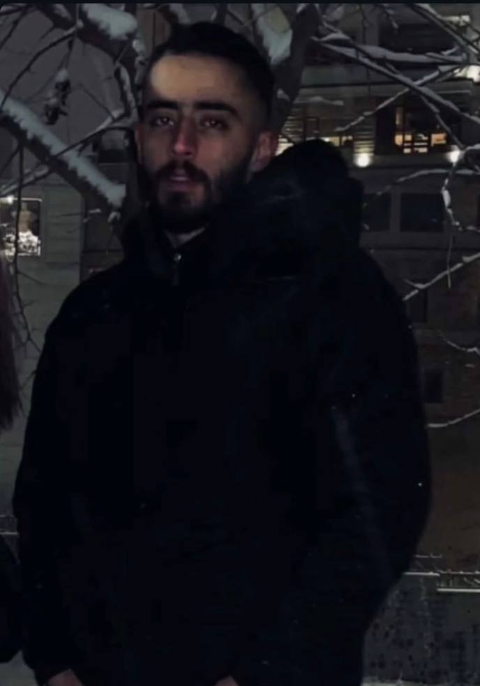 خطر جدی اعدام!!!!!!!
#آرمین_اسدزاده
جونش در خطره 
صدای آرمین باشید 
نزارید تو سکوت اعدامش کنن
جون آرمین در خطره
همه صدای آرمین باشید.