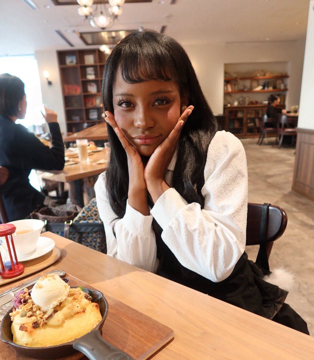 teeniesha's tweet image. sit here with me? ☕️ 隣どう？