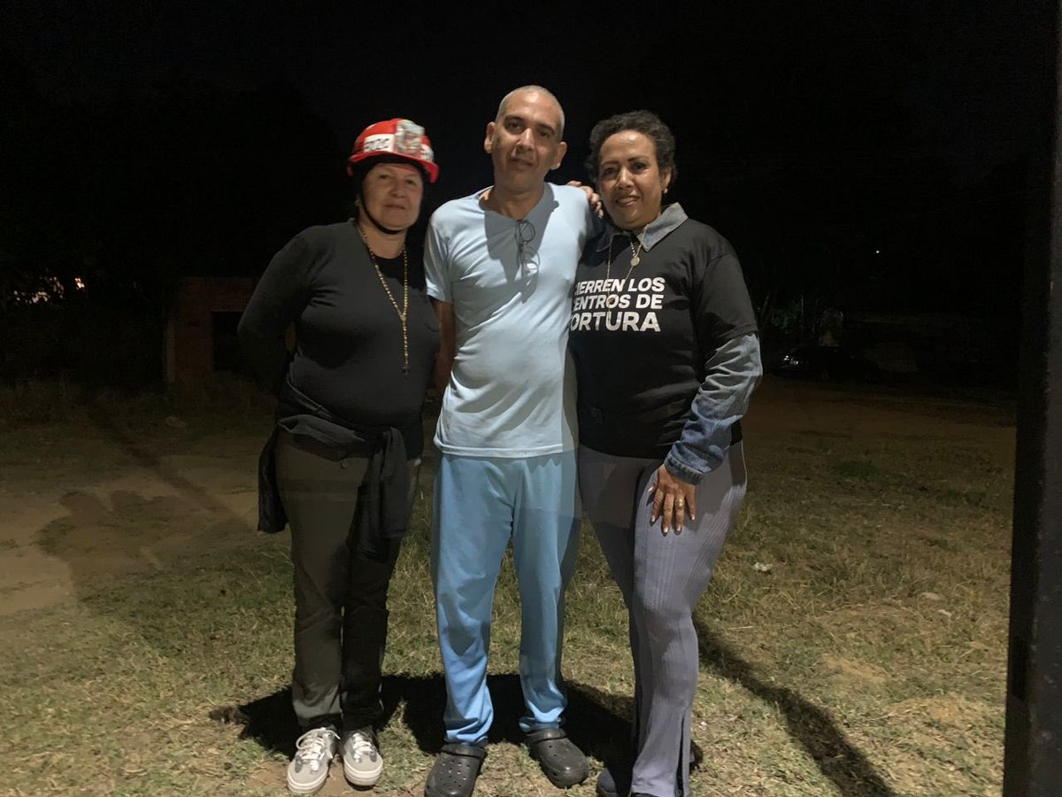 delsasolorzano's tweet photo. Luego de casi 6 años de injusta prisión, Darío Estrada, dirigente de @EnCiudadanoVzla se encuentra en las calles, junto a su familia y compañeros de lucha. 

Pronto estará en su Barquisimeto querido. Darío nunca debió estar tras las rejas. 

Aún quedan muchos presos políticos. Todos merecen libertad.

#LibertadParaTodosLosPresosPolíticos 
#QueSeanTodos