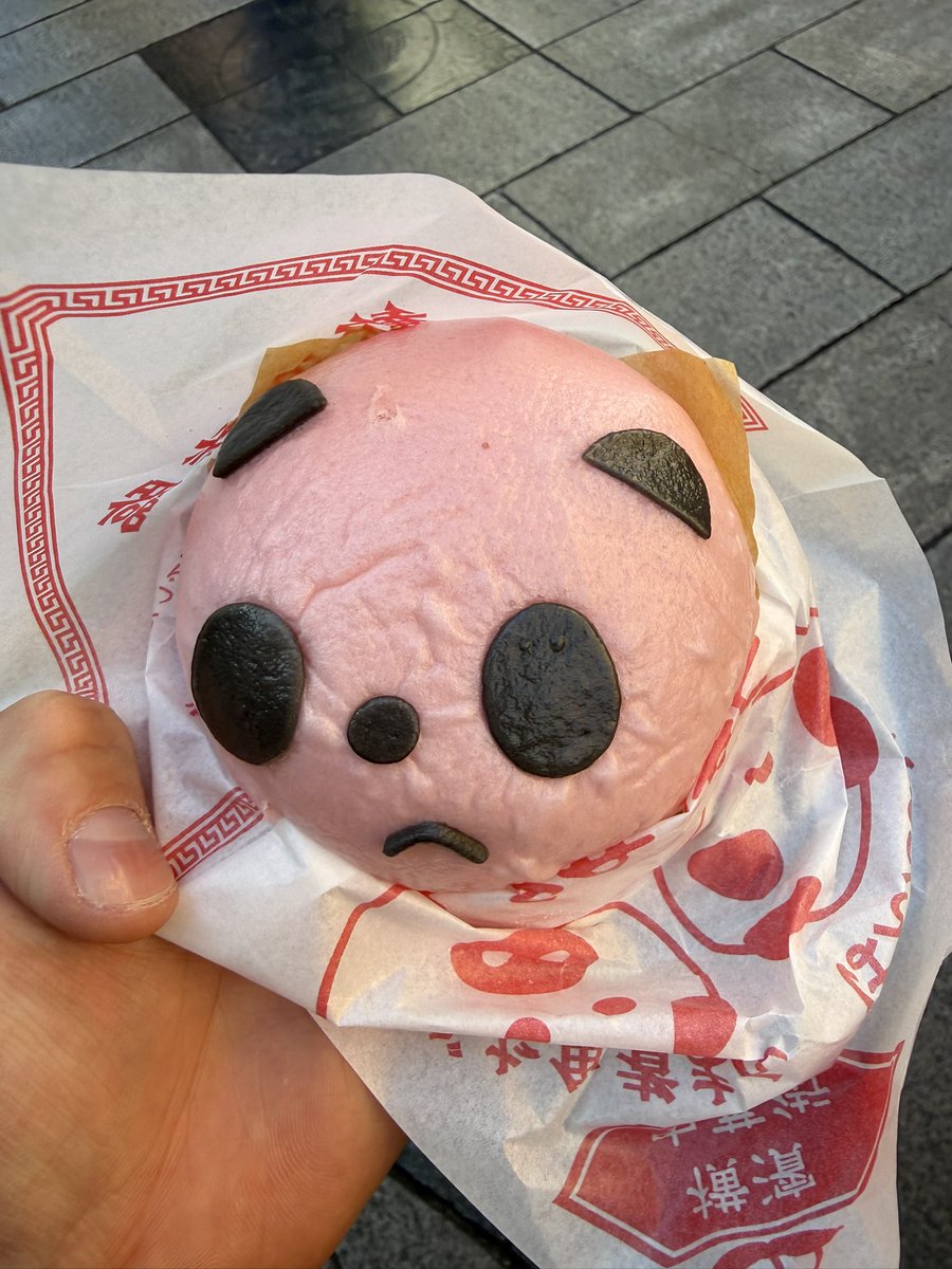 melon_time1's tweet image. 横浜中華街でいちごパンダまん頂きました！かわいい、アツアツで美味しかった！あと、店員さんも昨日のトンキ参戦してた方みたいで話しかけられてびっくり、接客で少しだけ話しただけだけどこういう偶然あるの嬉しいね #ねき今日これ食べたよ見て