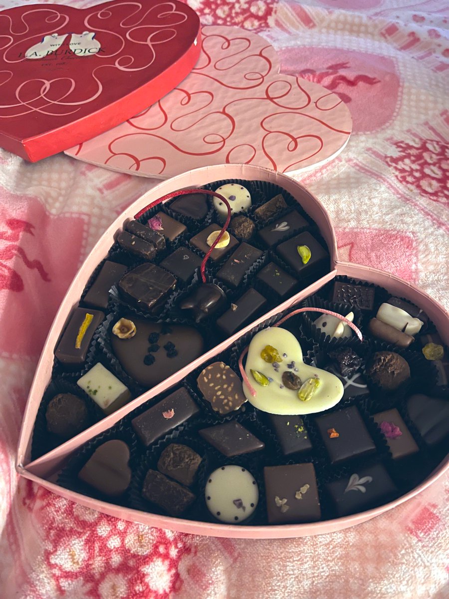 MajorMelon1's tweet photo. just play along-I’m feeding you chocolate for Valentine’s Day 😂🖤 https://t.co/qtvFpIXss2