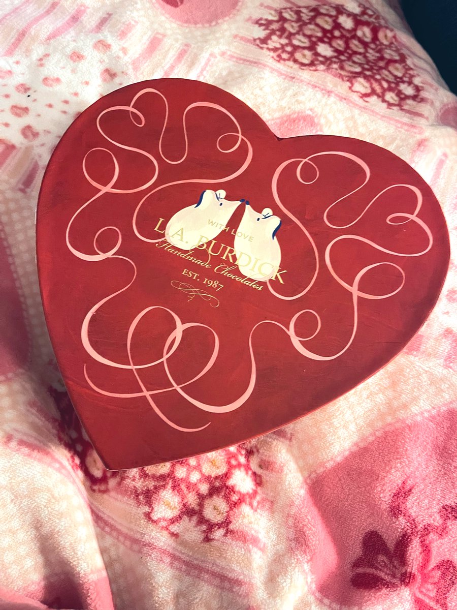 MajorMelon1's tweet photo. just play along-I’m feeding you chocolate for Valentine’s Day 😂🖤 https://t.co/qtvFpIXss2