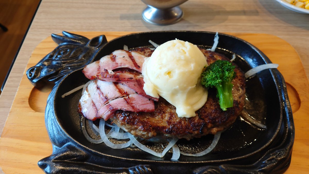 ytanaka24's tweet photo. 株価爆上げ記念にビッグボーイで贅沢に1ポンド（450g）ハンバーグ食べました！
本日までのメニューらしいので食べたい方はお近くのビッグボーイまで😊
＃ビッグボーイ
＃日経爆上げ https://t.co/2SKAZ6KDZ4