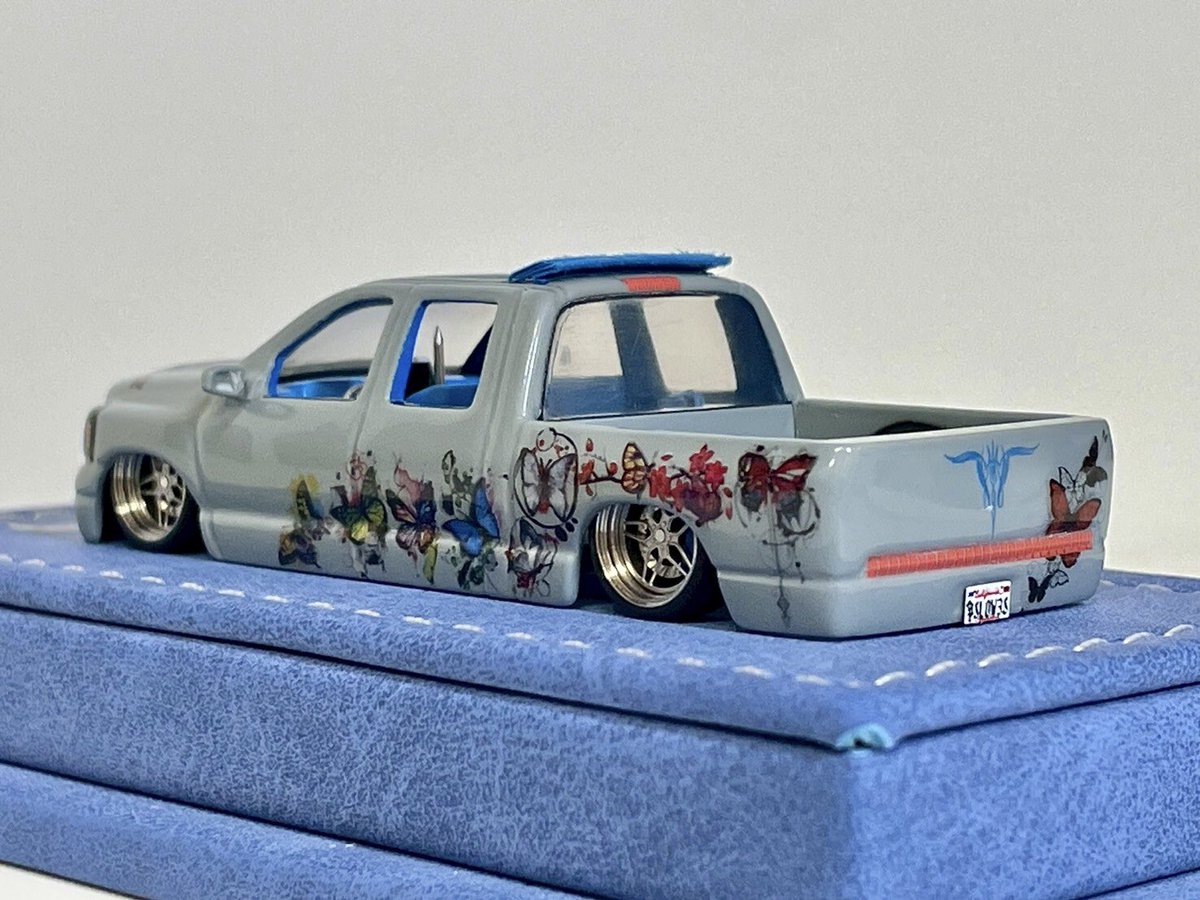 yuyathe4ng's tweet photo. 過去作です
HotWheels DODGE RAM 1500 slammed radical custom
リアのフレームを蝶々型に作り、外装のミューラルペイントの蝶々とリンクさせました。エクステリアはエアクラフトグレー、インテリアとシャシーはスカイブルーにペイントしました。#ホットウィール #ホットウィールカスタム https://t.co/7THjurCmtO