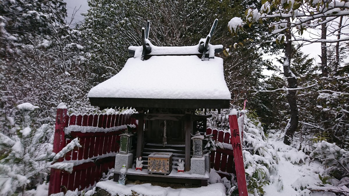 This weekend marked the anniversary of the Battle of Amami that took place toward the end of the Kamakura Period some 700 years ago.

To give thanks for his victory against overwhelming odds, Kusunoki Masashige built a small shrine atop the mountain on which he was hiding.