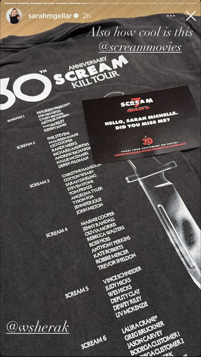 cinepop's tweet image. Para comemorar os 30 anos de #Pânico, mandaram uma camiseta para todos os atores que "morreram" na franquia. Esse foi postado pela Sarah Michelle Gellar.

A pergunta é: por que tem um asterisco no nome da Laura Crane de #Pânico6?

#Pânico7 #Scream7