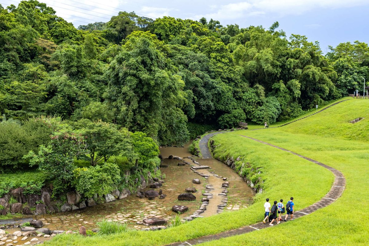 My heart breaks over what PMC and its political backers  have done to Pune's river. 
Yes, people should be connected to rivers - but like this?! 

A better version of a riverside recreational space would have been something like this. This is a riverside park in Taipei where
1.