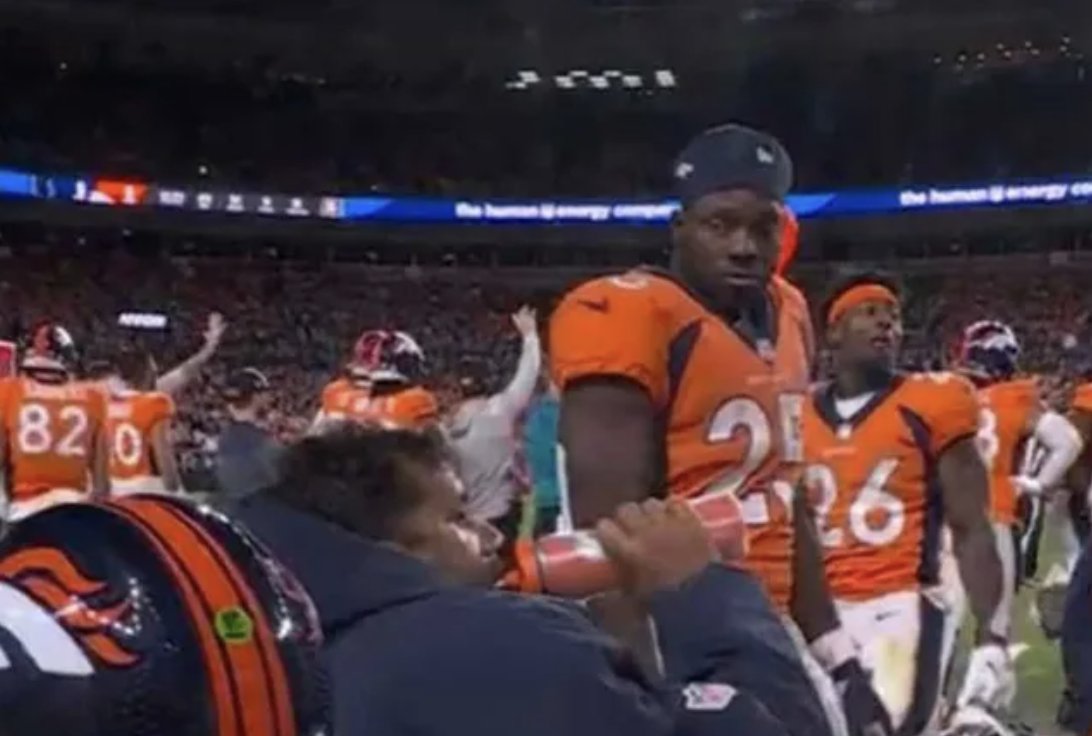SayreBedinger's tweet photo. Broncos watching the Patriots in the Super Bowl https://t.co/73amHJ0gNq