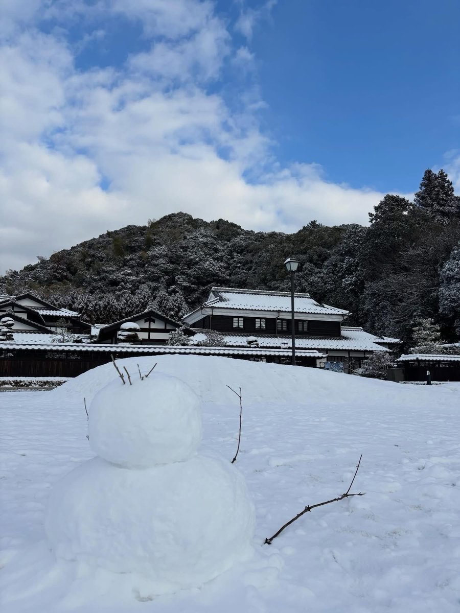 今朝の菜香亭は昨日の雪が残り、綺麗な雪化粧でした❄️

氷柱が連なり…
咲きそうだった梅が埋もれ…
雪だるまが出現し…
⁡
お昼近くなりだいぶ雪解けしましたが、車の運転は充分お気をつけください🚗