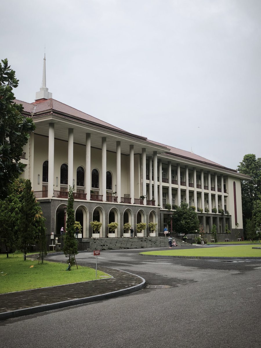 Addvoycat's tweet photo. pov: keterima di ugm https://t.co/2JVOF8XEda