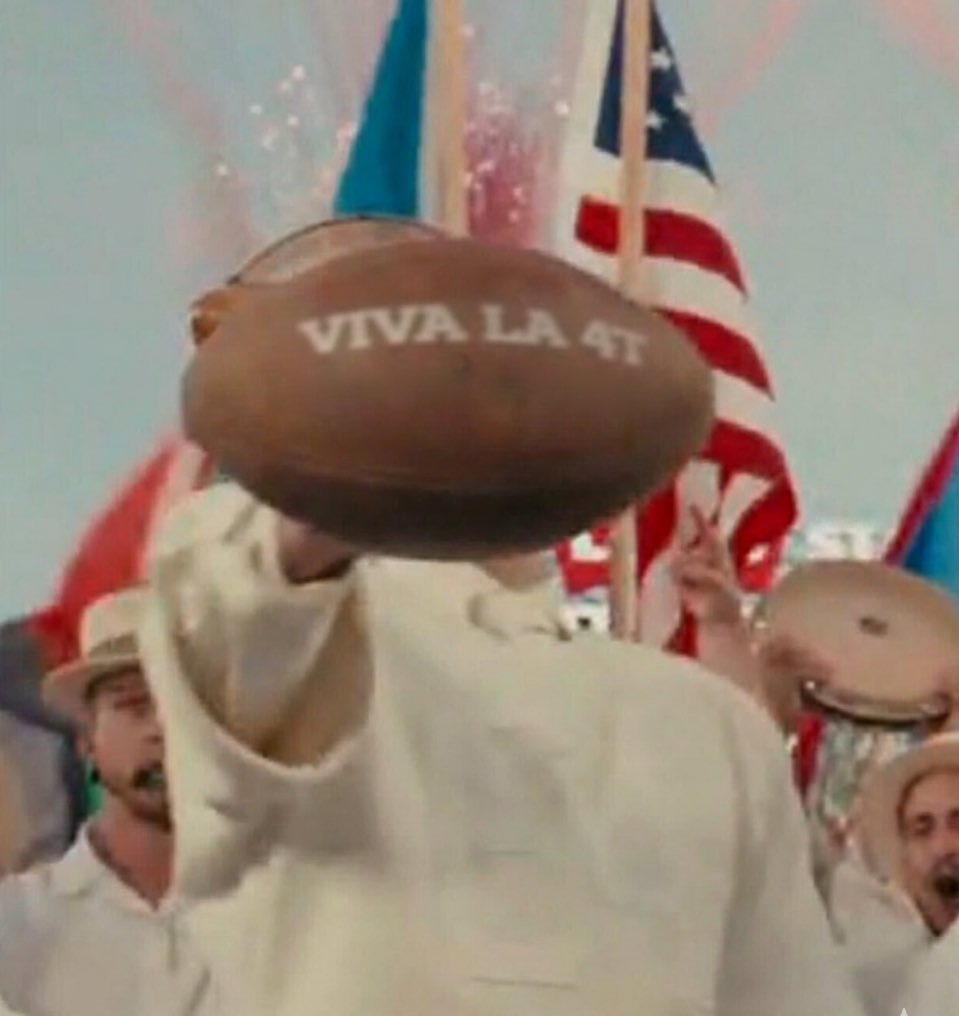 gsalas_'s tweet photo. Lo que realmente decia el balón en el show de medio tiempo de Bad Bunny 😎😜 #SuperBowl #Halftime #SuperBowlLX https://t.co/Cst0NhFrIt